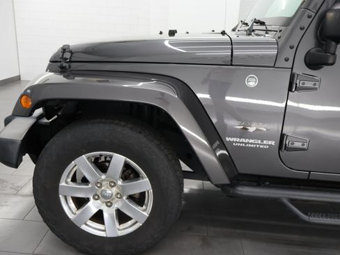 Used 2017 Jeep Wrangler Unlimited Sahara w/ Connectivity Group AWD/4WD image 29