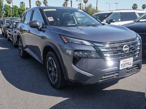 Used 2025 Nissan Rogue SV FWD image 2