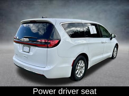 Used 2023 Chrysler Pacifica Touring-L FWD image 5
