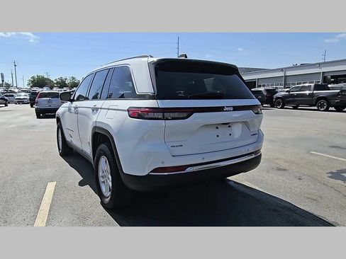Used 2023 Jeep Grand Cherokee Laredo w/ Luxury Tech Group I AWD/4WD image 30