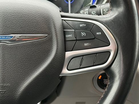 Used 2018 Chrysler Pacifica Touring-L FWD image 12