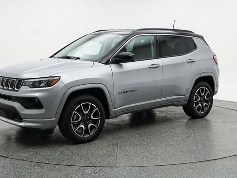 Used 2025 Jeep Compass Trailhawk AWD/4WD image 3