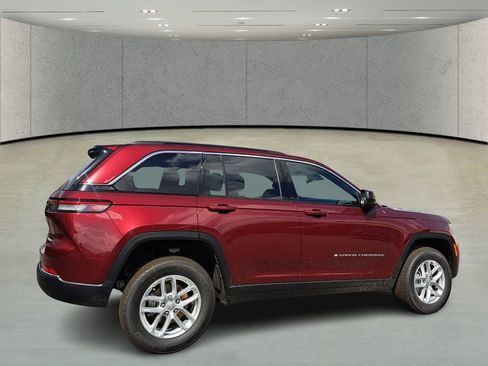 New 2026 Jeep Grand Cherokee Laredo RWD image 5