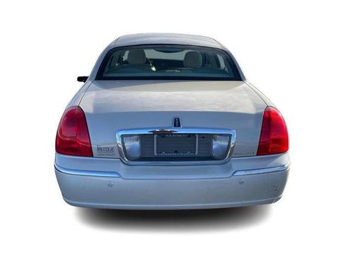 Used 2003 Lincoln Town Car Cartier image 4