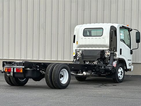 Used 2024 Isuzu NPR image 5