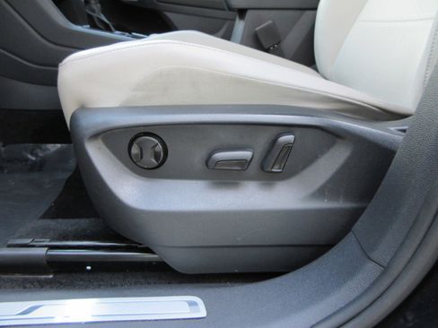 Used 2020 Volkswagen Tiguan SE R-Line AWD/4WD image 32
