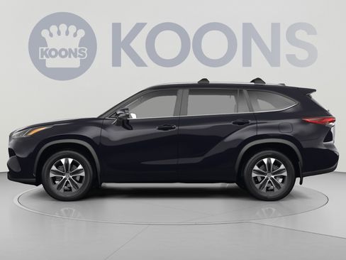 Used 2024 Toyota Highlander XLE AWD/4WD image 2
