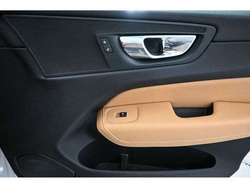 Used 2018 Volvo XC60 T6 Momentum w/ Vision Package image 17