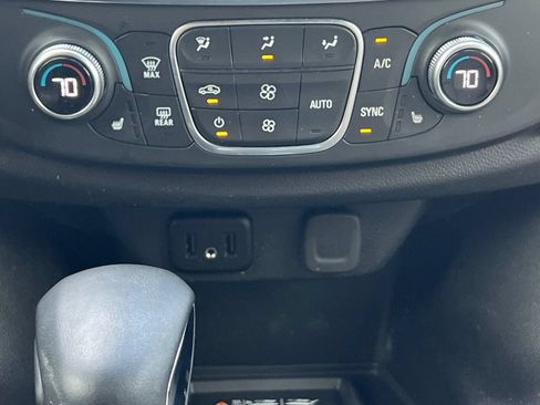 Used 2023 Chevrolet Traverse LT FWD image 4