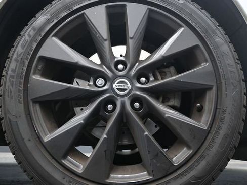 Used 2018 Nissan Sentra SR w/ SR Midnight Edition Package FWD image 9