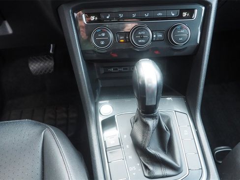 Used 2020 Volkswagen Tiguan SE image 12