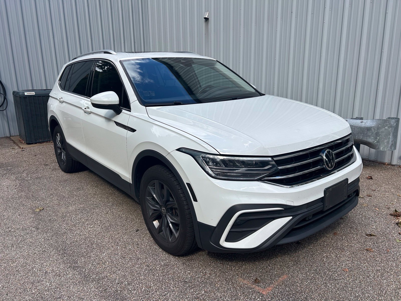 Used 2022 Volkswagen Tiguan SE AWD/4WD image 3