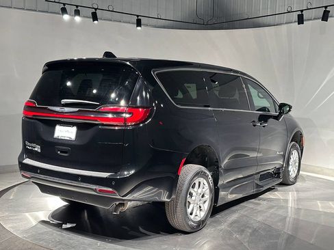 Used 2025 Chrysler Pacifica Select FWD image 6