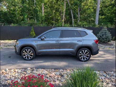 Certified 2022 Volkswagen Taos SE image 2