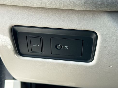 Used 2023 Jaguar XF SE image 34