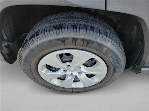 Used 2021 Toyota RAV4 LE FWD image 11