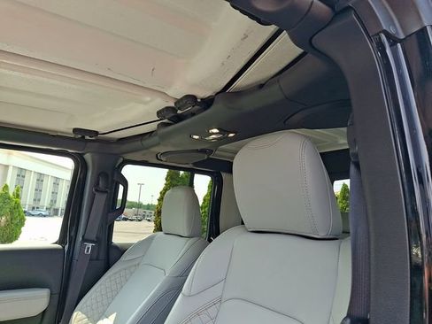 Used 2023 Jeep Gladiator Overland AWD/4WD image 13