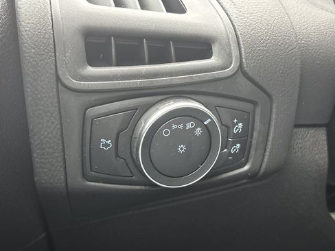 Used 2017 Ford Focus SE image 25