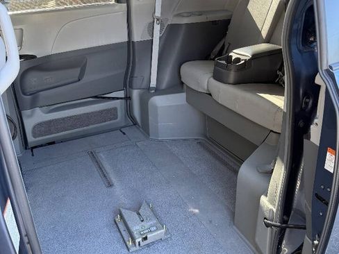 Used 2016 Toyota Sienna XLE FWD image 14