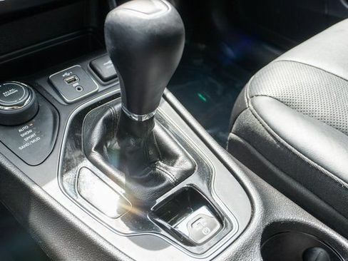 Used 2019 Jeep Cherokee Limited AWD/4WD image 30