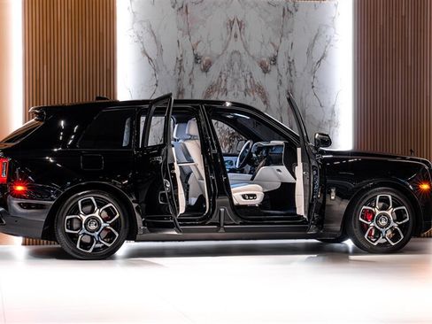 Used 2023 Rolls-Royce Cullinan Black Badge w/ Dark Exterior Package AWD/4WD image 4
