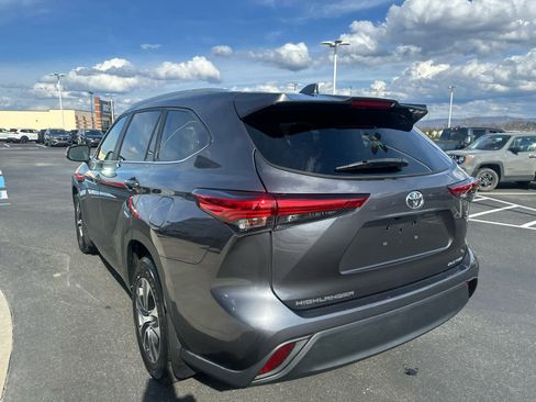 Used 2023 Toyota Highlander XLE AWD/4WD image 6