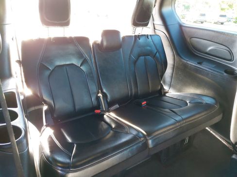 Used 2025 Chrysler Pacifica Select image 12