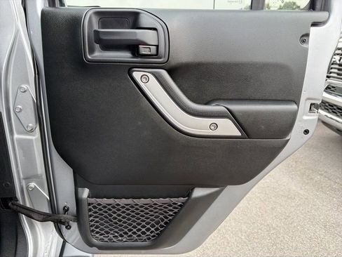 Used 2018 Jeep Wrangler Unlimited Sahara AWD/4WD image 16