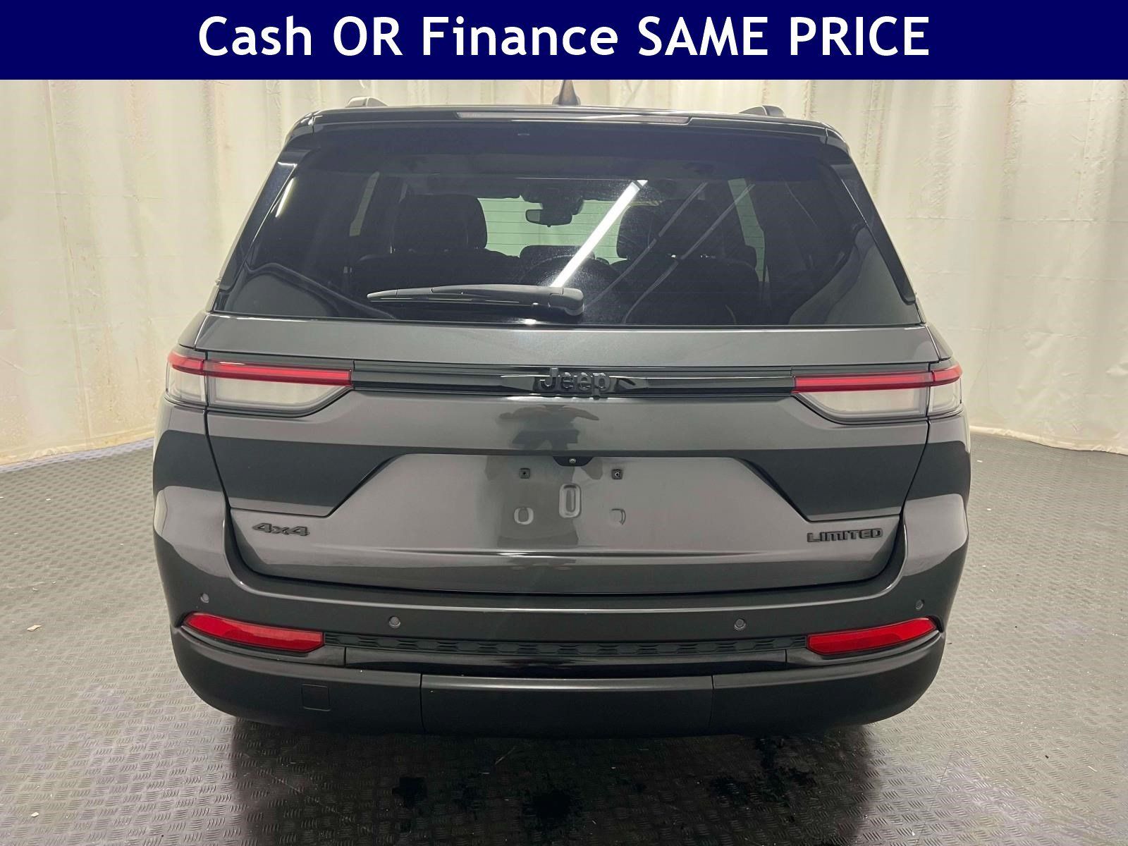 Used 2023 Jeep Grand Cherokee Limited w/ Black Appearance Package AWD/4WD image 7