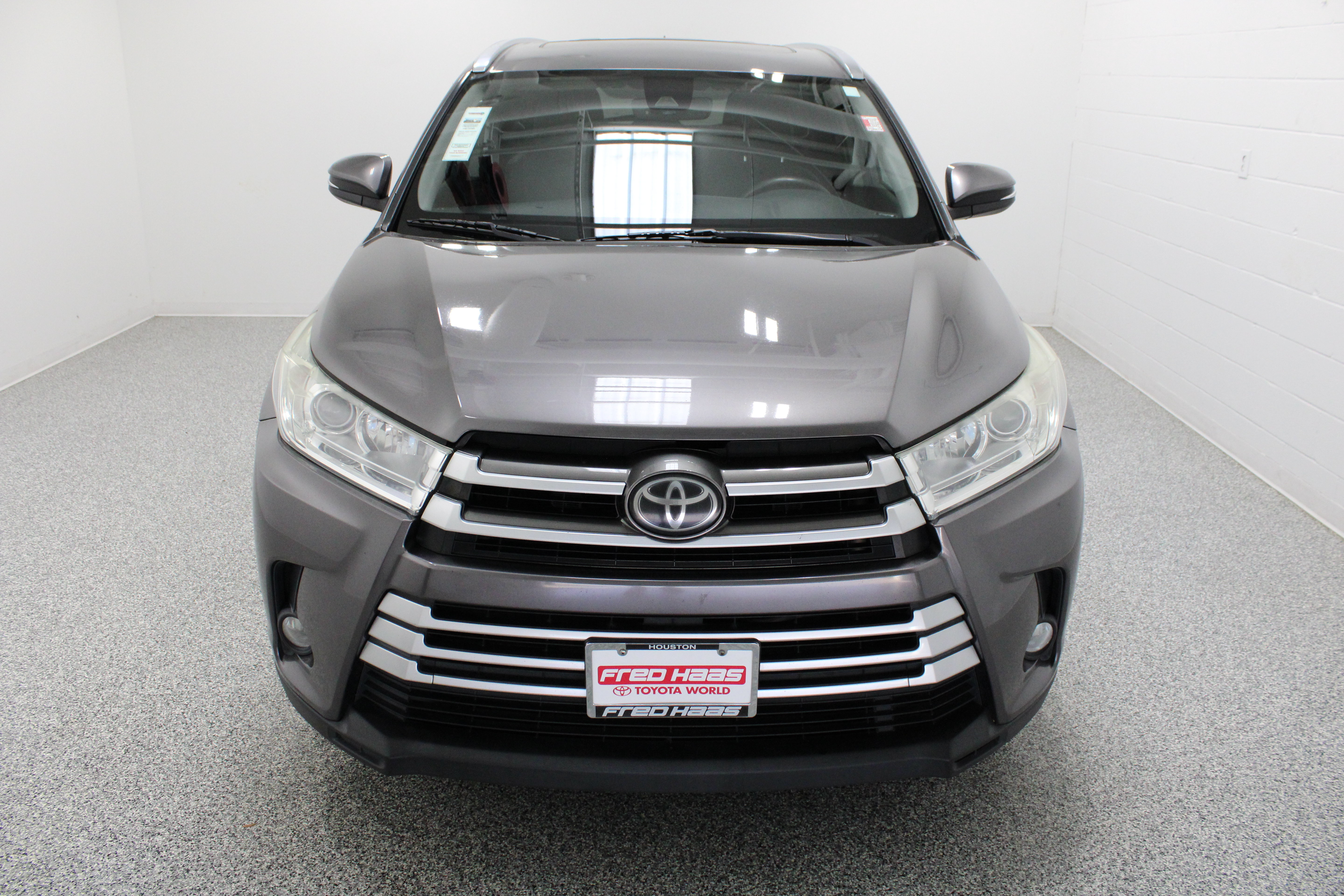 Used 2019 Toyota Highlander XLE FWD image 3
