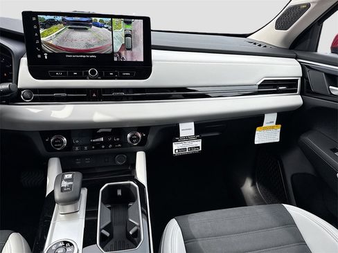 New 2025 Mitsubishi Outlander SE image 25