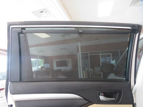 Used 2016 Toyota Highlander XLE FWD image 19