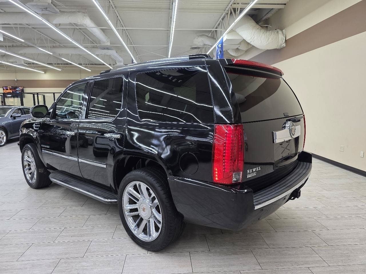 Used 2012 Cadillac Escalade Luxury RWD image 8