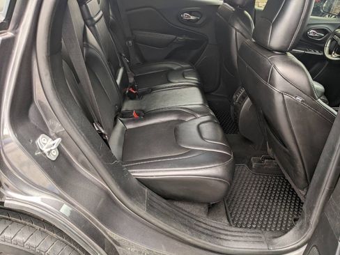 Used 2019 Jeep Cherokee Latitude Plus AWD/4WD image 16