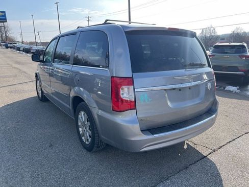 Used 2015 Chrysler Town & Country Touring image 4