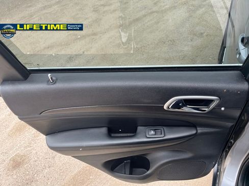 Used 2018 Jeep Grand Cherokee Laredo image 23