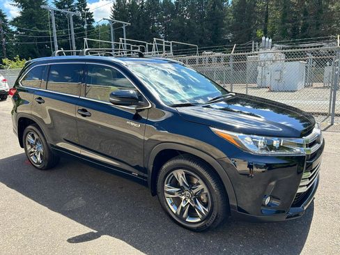 Used 2017 Toyota Highlander Limited Platinum AWD/4WD image 3