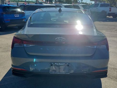 Certified 2022 Hyundai Elantra SE image 5