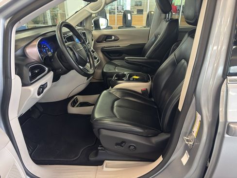 Used 2021 Chrysler Voyager Lxi image 10