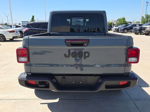 Used 2025 Jeep Gladiator Sport AWD/4WD image 4