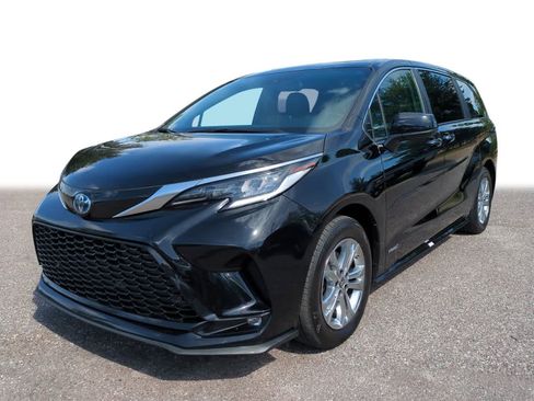 Certified 2021 Toyota Sienna XSE AWD/4WD image 1