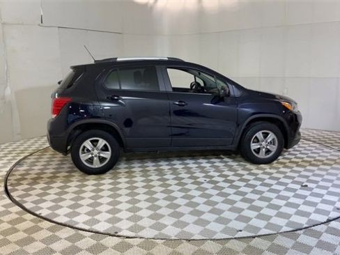 Used 2022 Chevrolet Trax LT w/ LT Convenience Package image 9