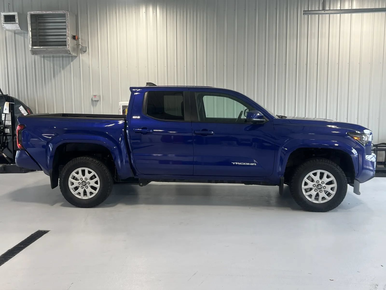 Used 2025 Toyota Tacoma SR5 AWD/4WD image 2