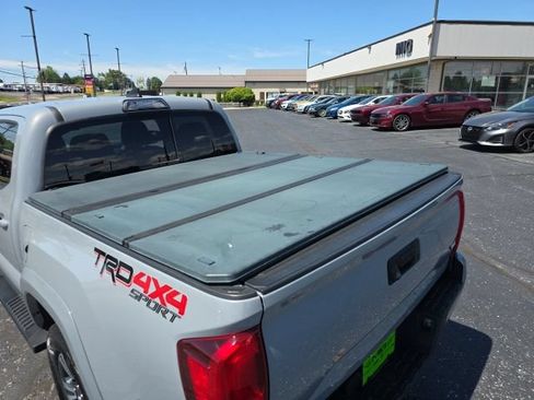 Used 2018 Toyota Tacoma TRD Sport AWD/4WD image 5