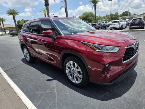 Used 2023 Toyota Highlander Limited FWD image 5