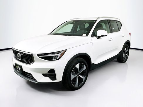 Used 2025 Volvo XC40 B5 Plus image 3