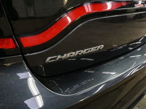 Used 2017 Dodge Charger SXT image 10