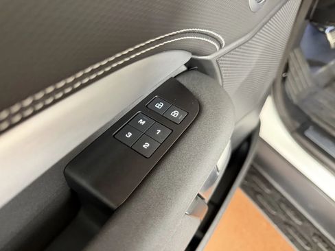 Used 2025 Land Rover Discovery Dynamic SE AWD/4WD image 19