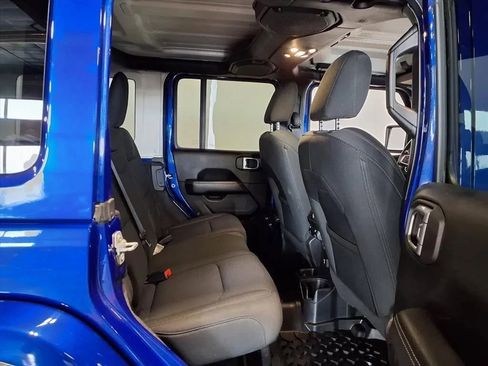 Used 2019 Jeep Wrangler Unlimited Sahara w/ Uconnect 4C Nav & Sound Group AWD/4WD image 10