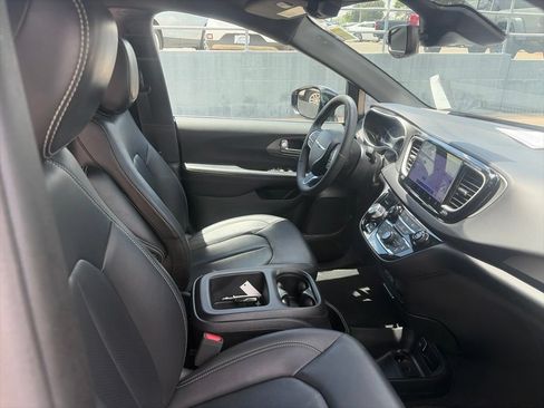 Used 2025 Chrysler Pacifica Select FWD image 24